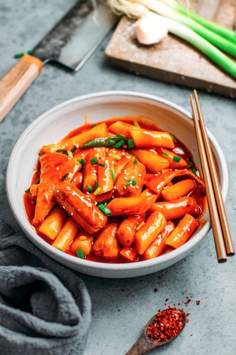 Easy Vegan Tteokbokki (Spicy Korean Rice Cakes) - Full of Plants Vegan Tteokbokki, Tteokbokki Recipe, Koreansk Mat, Korean Vegan, South Korean Food, Korean Rice Cake, Korean Rice, Korean Cooking, Spicy Korean