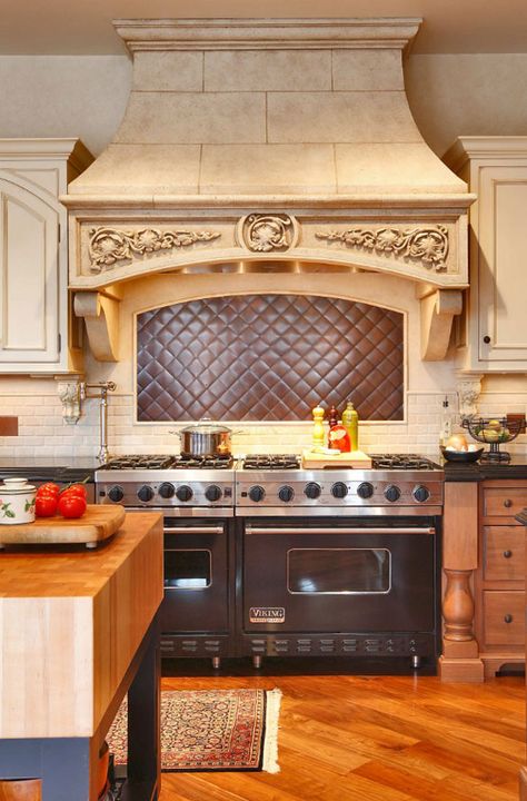 71 Exciting Kitchen Backsplash Trends to Inspire You | Home Remodeling Contractors | Sebring Design Build Kitchen Cabinet Molding, Copper Kitchen Backsplash, Kitchen Credenza, Backsplash Trends, Kitchen Backsplash Trends, Backsplash Tile Design, Copper Backsplash, Kitchen New York, Kitchen Finishes