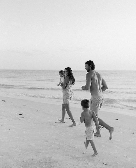 Beach With Family Aesthetic, Family On The Beach Aesthetic, Ocean Family Aesthetic, Dream Life Aesthetic Family Beach, Hawaii Life Aesthetic Family, Madison Mealy, Preppy Kids Outfits, Liz Tomforde, Couple With Baby