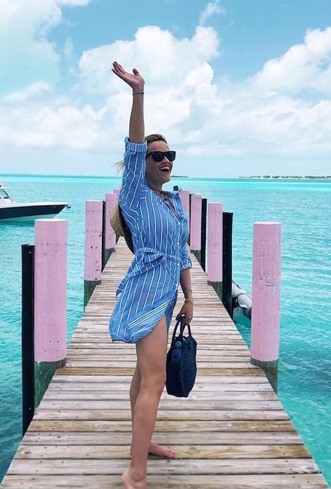 Reese Witherspoon Wears The Perfect Dress For Vacation | Celebrity Style Guide Reese Witherspoon Instagram, Reese Whiterspoon, Reese Witherspoon Style, Dress For Vacation, Cocktail Dress Style, Celebrity Style Guide, Band Of Outsiders, Picnic Dress, Preppy Chic