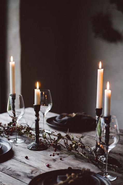 Essentials for an elegant Halloween dinner party – Livettes Candle Lit Table, Creepy Candles, Halloween Table Settings, Elegant Halloween Decor, Vibeke Design, Halloween Party Dinner, Tafel Decor, Halloween Table Decorations, Elegant Halloween