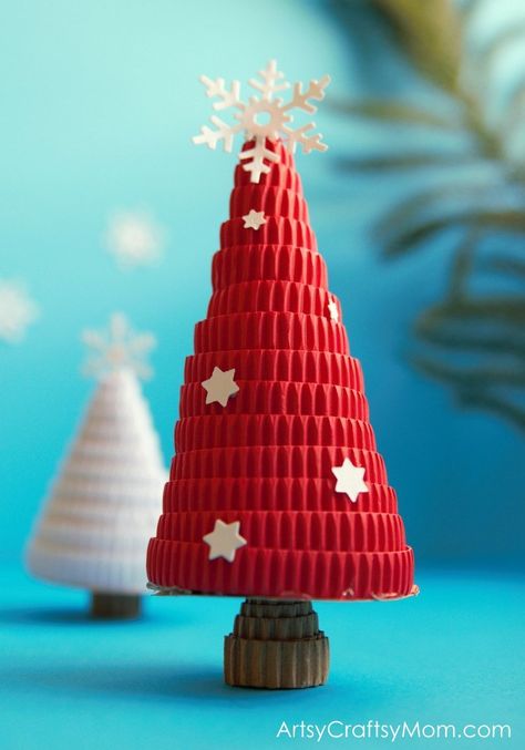 Try something different this holiday season with a DIY Corrugated Paper Christmas Tree! Skip the green and go for red, white or gold colors instead! #kokoru #corrugatedpaper #craft #Christmastree #papercraft Christmas Diy Sewing, Cardboard Christmas Tree, Corrugated Card, 3d Quilling, Corrugated Paper, Paper Christmas Tree, Paper Christmas, Gold Colors, Christmas Ornaments Homemade