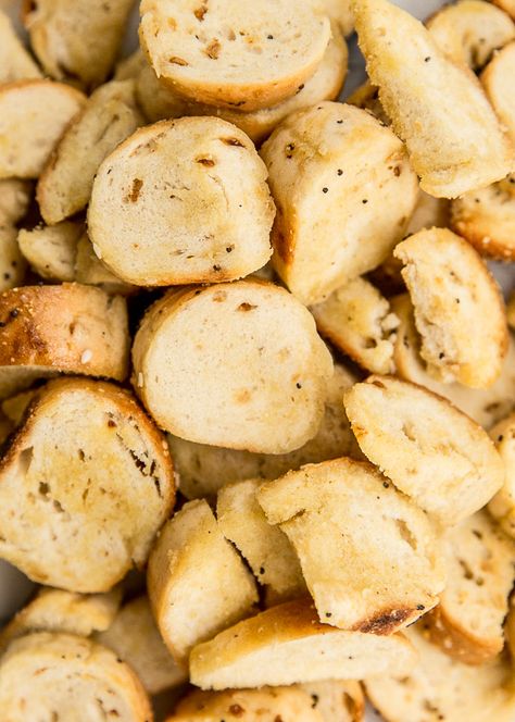 The easiest recipe for (insanely delicious) bagel chips. You only need 3 ingredients! Garlic Bagel Chips Recipe, Bagel Chips Recipe, Pancakes Homemade, Homemade Pop Tarts, Kielbasa Recipes, Bagel Chips, Recipe Paper, Cooking At Home, Croutons Homemade