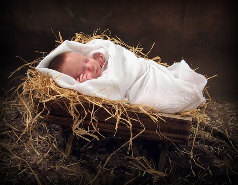 Fairytale Photo Studio in Bountiful Utah: Away in a Manger: Baby Boy Christmas Portrait Nativity Images, Pic Baby, Manger Christmas, Newborn Christmas Photos, Swaddling Clothes, Idea Photography, Christmas Portrait, Foto Newborn, Photography Christmas