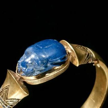 Egypt Museum on Instagram: "Golden bracelet of king Shoshenq II, with scarab of lapis lazuli Third Intermediate Period, 22nd Dynasty, reign of Shoshenq II, c. 887-885 B.C.  Now in the Egyptian Museum, Cairo. JE 72185 Read more: https://egypt-museum.com/scarab-bracelet-of-shoshenq-ii/" Egyptian Gifts, Egypt Museum, Ancient Egyptian Artifacts, Ancient Egyptian Jewelry, Golden Bracelet, Egyptian Museum, Scarab Bracelet, Ancient Jewellery, Egyptian Jewelry