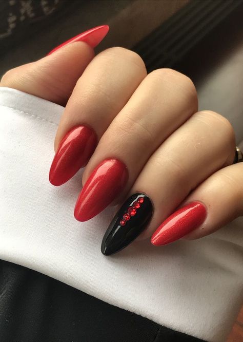 Red And Black Nails, Unghie Sfumate, White Acrylic Nails, Her Nails, Red Nail Designs, Almond Nails Designs, Best Nail Polish, Christmas Nails Acrylic, Shellac Nails