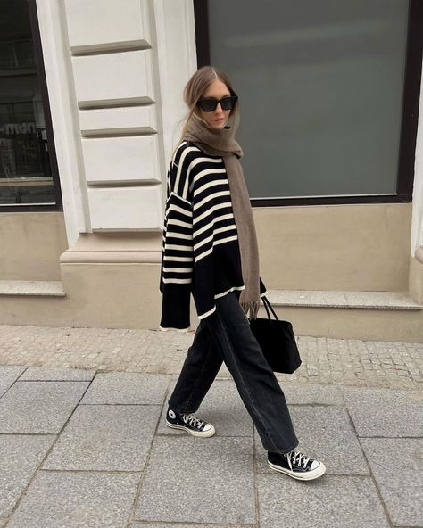 Toteme Sweater, Luxury Outfit Ideas, Black Jeans Outfits, Quiet Luxury Outfit, Striped Sweater Outfit, Teacher Looks, Working Outfit, Luxury Outfit, Black And White Sweater