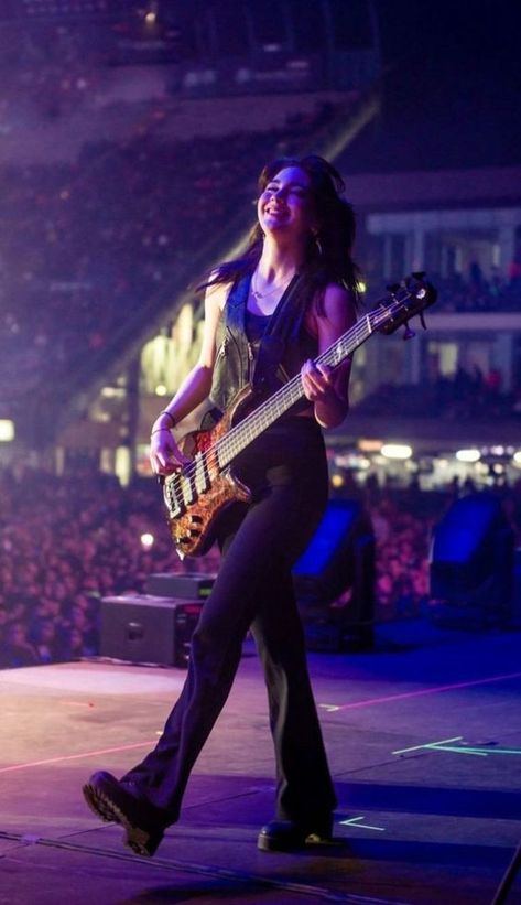 female guitarist Female Punk Aesthetic, Female Guitarist Photoshoot, Electric Guitar Pose Reference, Guitarist Girl Aesthetic, Drummer Pose, Electric Guitar Girl, Female Guitarist Aesthetic, Hot Guitarist, Female Singers Aesthetic