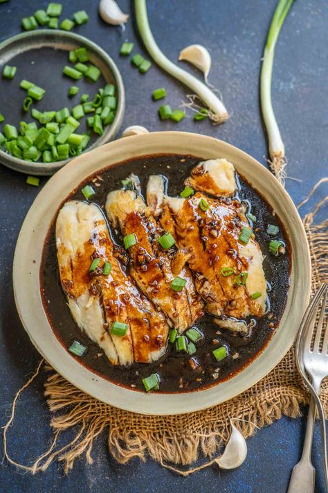 Make this sweet & savory Pan Seared Japanese Teriyaki Tilapia in under 20 minutes using a few simple ingredients. It's low-carb, keto-friendly and bursting with flavours. Tilapia Pan Fried, Teriyaki Tilapia, Tilapia Marinade, Teriyaki Fish, Stir Fry Kimchi, Baked Tilapia Recipes, Fish Tacos With Cabbage, Fish Fillet Recipe, Fried Tilapia