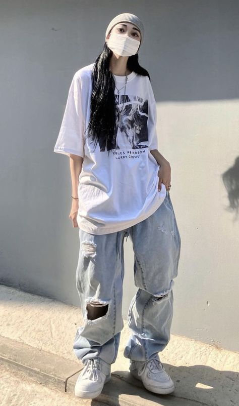 Oversized Ripped Jeans Outfit, Blue Tomboy Outfits, Beanie Outfit Korean, Beanie Outfit Street Style, Street Wear Girl, Korean Streetwear Fashion, Tomboy Outfit Ideas, Tomboy Stil, Pakaian Hipster