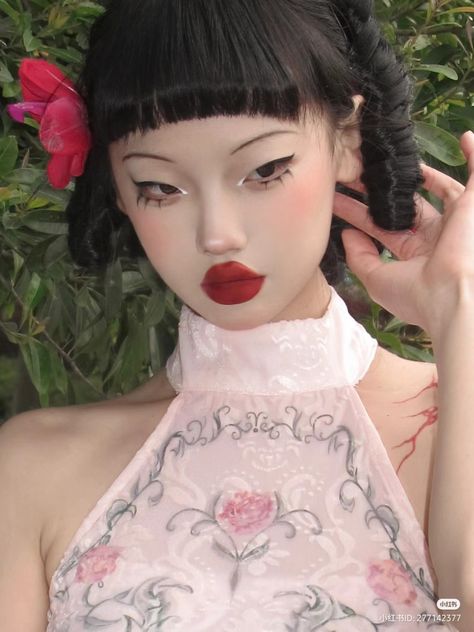 #makeup #makeupinspo #unique #eyemakeup Geisha Inspired Makeup, Geisha Makeup Traditional, Japanese Makeup Look, Unique Face Reference, Vietnamese Makeup, Chinese New Year Makeup, Traditional Chinese Makeup, Japanese Style Makeup, Chinese Traditional Makeup