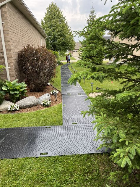 Pathway to a backyard for a house wedding. Wheelchair accessible and suitable for dance floor Wheelchair Garden Path, Wheelchair Accessible Backyard Play, Wheelchair Accessible Backyard, Diy Pathway, Rain Garden Design, Gravel Walkway, Path Ideas, Walkways Paths, Outdoor Stone