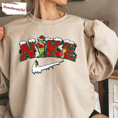 Christmas Sweatshirt Ideas, Grinch Sweatshirt, Christmas Clothing Ideas, Snowman Family, Preppy Christmas, Christmas Grinch, Xmas Sweater, Xmas Shirts, Nike Sweatshirts