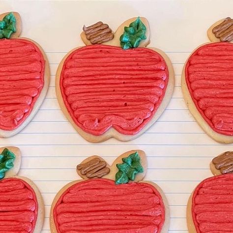 What The Cookie!?! on Instagram: "After school snacks 🍎🍎🍪 #whatthecookie #buttercreamsugarcookies #buttercream #sugarcookies #sugarcookiesofinstagram #baker #cookier #idahome #boiseidaho #meridianidaho" Back To School Buttercream Cookies, Buttercream Iced Sugar Cookies, Back To School Cookie Cake, Buttercream Sugar Cookies, Buttercream Decorated Cookies, Back To School Cookies, Buttercream Cookies, Buttercream Cookies Decorated, Diy Sugar Cookies