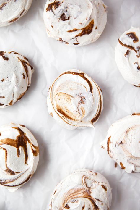 Nutella Meringues: Pillowy meringue cookies swirled with ribbons of rich nutella. Holiday Meringues, Nutella Meringues, Kisses Desserts, Broma Bakery, Meringue Recipe, Nice Recipes, Slow Cooker Desserts, Sweet Lord, Nutella Recipes