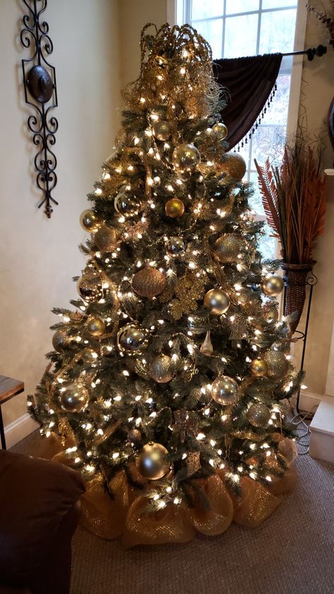 Christmas Astetic, Christmas Tree Golden, Golden Christmas Tree, Themed Trees, Christmas Tree Inspo, Golden Christmas, Golden Tree, Gold Christmas Tree, Gold Christmas