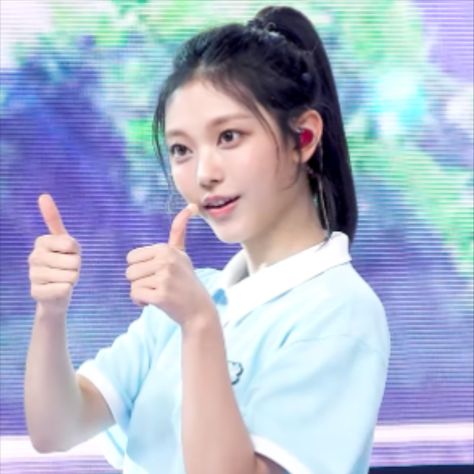 newjeans 뉴진스 haerin 'Bubble Gum' performance SBS Inkigayo silly cute blue lq icons Haerin Bubble Gum, Danielle Newjeans, Lq Icons, Heart Eyes, G I Dle, Bubble Gum, Gum, Best Friends, Bubbles