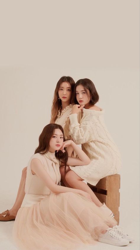 Trio Studio Photoshoot, 3 Besties Photoshoot Ideas, Three Person Photoshoot, Photoshoot Ideas 3 People, Multiple People Poses, 3 Friends Photoshoot Poses, Trio Photoshoot Ideas, Poto Studio, Group Photo Poses