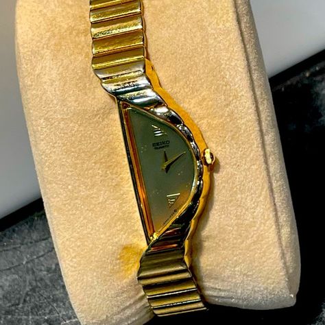 Vintage Seiko Half Moon Gold Tone Watch Seiko Half Moon Watch, Seiko Gold Watch, Funky Watches, Vintage Seiko Watches, Seiko Vintage, Seiko Gold, Vintage Gold Watch, Xoxo Jewelry, 70s Makeup