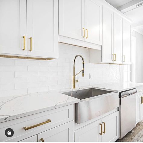 Gold Accent Kitchen, Stainless Steel Apron Front Sink, Stainless Farmhouse Sink, Gold Kitchen Faucet, Stainless Steel Farmhouse Sink, Gold Faucet, Minimalist Kitchen Design, Single Handle Kitchen Faucet, Gold Kitchen