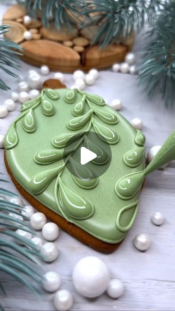 AmourDuCake on Instagram: "YES OR NO?? Christmas décor by @knick_knack_mary Its so beautiful" Christmas Cookie Template Printable, Christmas Cookies Flood Icing, Holiday Cookie Platter Ideas, Christmas Cookie Decorating Tutorials, Royal Icing Ornament Cookies, Elegant Christmas Cookies Decorated, Christmas Cookie Decor Ideas, Pink Christmas Cookies Decorated, Thanksgiving Iced Cookies