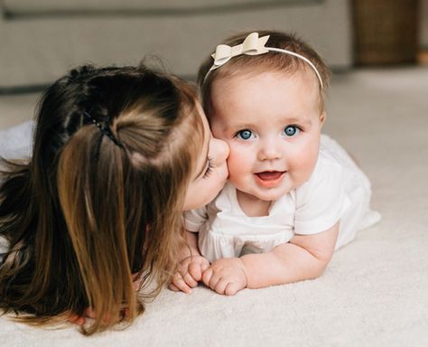 Home Family Session, Family At Home, Sibling Pictures, Sisters Photoshoot Poses, Sister Poses, 1 Year Birthday, Bff Poses, Sibling Photos, Sisters Photoshoot