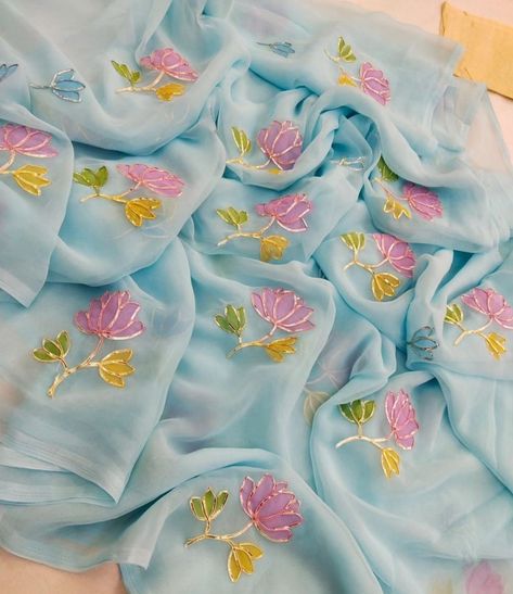 Fabric Painting Ideas On Sarees, Painting Sarees Design, Hand Painted Suits Designs, Handprinted Fabric, Fabric Colour Painting, Saree Painting Designs, Painted Clothes Diy, Saree Painting, Fabric Paint Diy