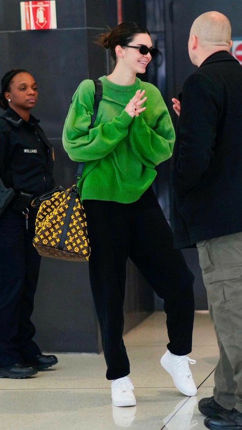 pinterest: @ariadorata Instagram: @amberbasedstyle Kendall Jenner Outfits Airport, Model Airport Outfit, Kendall Street Style Casual, Kendall Airport Style, Kendall Jenner Street Style Casual, Kendall Jenner Airport Style, Kendall Jenner Winter Outfits, Kendall Jenner Airport, Kendall Outfits