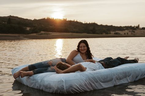 Air Matress Couple Photoshoot, Air Mattress Lake Photoshoot, Air Mattress Photoshoot, Mattress Photoshoot, Lake Couple, Creative Couples Photography, Water Photoshoot, Summer Shoot, Lake Photoshoot