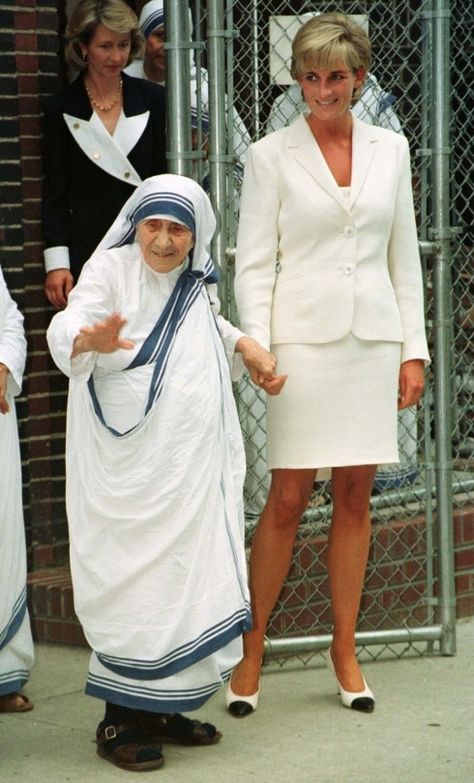 Good Woman, Princess Diana Photos, Princes Diana, Diana Fashion, Lady Diana Spencer, Diana Spencer, Mother Teresa, Princesa Diana, Iconic Style