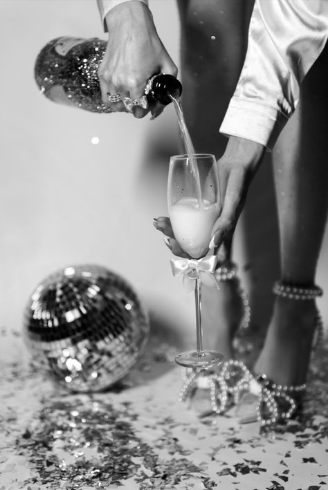 New Years Photoshoot, Aesthetic Disco Ball, Heels Poses, Aesthetic New Years, New Years Aesthetic, Disco Ball Aesthetic, Champagne Aesthetic, New Years Decor, Photoshoot Ideas Creative