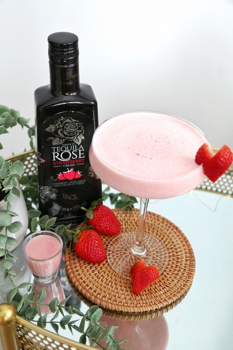 Tequila Rose Drinks Ideas: The Strawberry Kiss Cocktail Tequila Rose Drinks Cocktails, Drinks Alcohol Recipes Tequila, Tequila Rose Recipes, Tequila Rose Drinks, Rose Drinks, How To Make Tequila, Rose Recipe, Tequila Based Cocktails, Kiss Cocktail