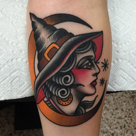 By @jontalvo  #traditionalkings #traditionaltattoo #traditionalflash #traditionaltattoos #americantraditionaltattoo… Traditional Tattoo Halloween, Witch Tattoo, Halloween Tattoo, Stylist Tattoos, R Tattoo, Unique Tattoo Designs, Head Tattoos, Tattoo Designs And Meanings, Custom Tattoo Design