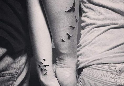 Tatouages couple envolée d'oiseaux Different Drawing Styles, Tattoo Couple, Cute Tats, Drawing Styles, Romantic Ideas, Lotus Tattoo, Unique Tattoo, Birds Tattoo, Matching Tattoos