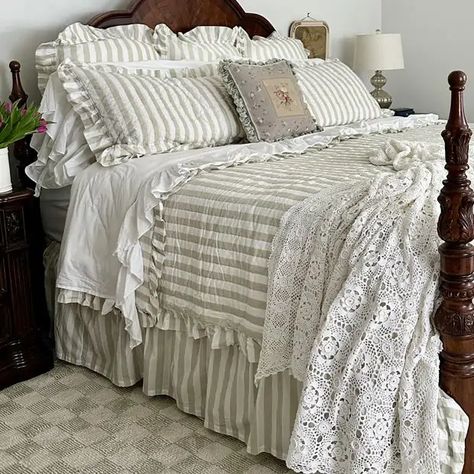 Southern House Decor Country Farmhouse, Country Farmhouse Bedding, Southern House Decor, Country Bed, Country Bedroom Design, Vintage Farmhouse Bedroom, Country Bedroom Furniture, Farmhouse Bedding Sets, French Country Bedding