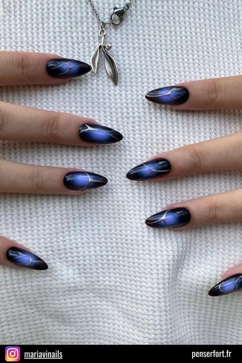 Canalise le mystique qui sommeille en toi avec ces ongles noirs enchanteurs dotés d’un chatoiement bleu captivant au milieu. La base d’un noir profond est animée par des touches de bleu qui accrochent magnifiquement la lumière, créant un effet magique et éthéré. Black And Blue Nails, Blue And Silver Nails, Silver Nail Designs, Blue Gel Nails, Silver Nail Art, Baby Blue Nails, Punk Nails, Blue Polish, Black Nail Art