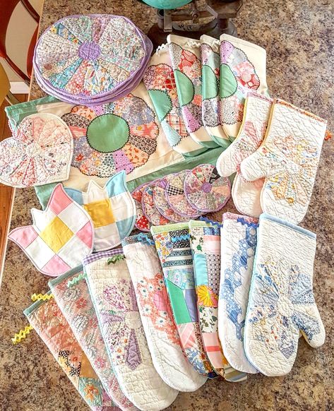 Vintage quilts repurposed Quilt Repurpose, Repurposed Quilts, Recycled Quilts, Linen Projects, Recycle Fashion, Upcycle Inspiration, Quilt Crafts, Patchwork Ideas, Doilies Crafts