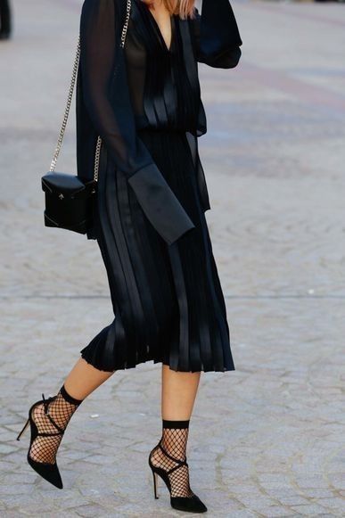 black on black street style; fashion week; socks with pumps Black Dating, Woman In Black, Street Style Edgy, Socks And Heels, Stil Inspiration, Looks Black, Ținută Casual, Style Noir, All Black Outfit