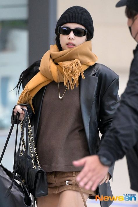 Jennie Beanie, Jennie In Black, Jennie Airport Fashion, Jennie Airport, Mustard Scarf, Icn Airport, All Eyes On Me, Black Beanie, Blackpink Photos