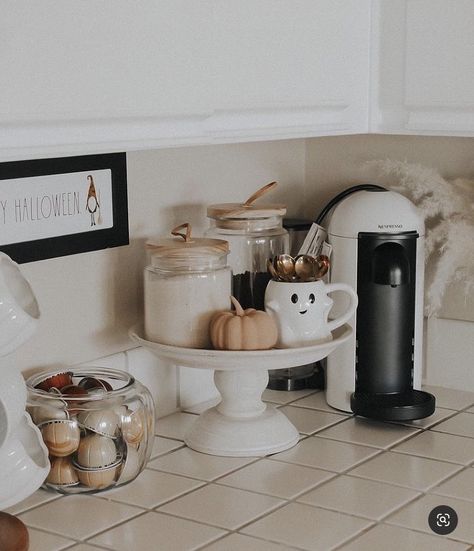 Small Countertop Coffee Bar Ideas, Cute Coffee Corner, Scandi Vibes, Kitchen Tray Decor, Coffee Station Kitchen, Coin Café, Coffee Bar Station, Coffee Area, House Coffee