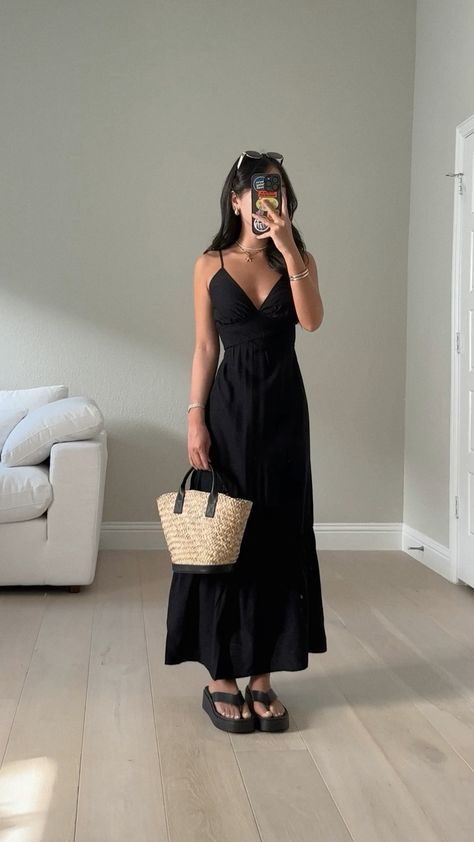 Black Midi Dress Outfit Summer, Maxi Dress Black Outfit, Black Summer Fits, Maxi Dress Beach Outfit, All Black Outfit Summer, Black Maxi Dress Outfit Ideas, Maxi Skirt Aesthetic, Long Black Summer Dress, Long Black Dress Casual