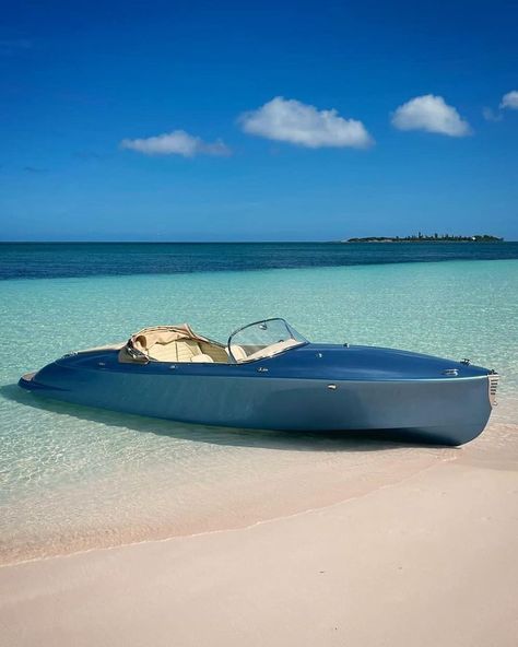 Wooden Speed Boats, Riva Boat, Chris Craft Boats, Classic Wooden Boats, Electric Boat, Blue Boat, Chris Craft, Vintage Boats, Speed Boat