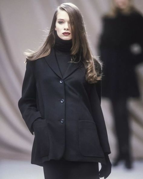 90s only vogue on Instagram: “Jil Sander, FW 1991” Jil Sander Runway, Jil Sander 90s, Jill Sanders, Jill Sander, 80s And 90s Fashion, Vintage Fits, Couture Runway, Work Looks, Runway Show