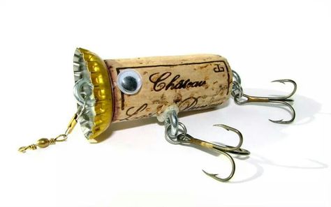 Bottle Cap Fishing Lures, Pesca In Mare, Homemade Fishing Lures, Diy Fishing Lures, Cork Bottle, Bass Fishing Tips, Lure Making, Fishing Hooks, Wine Cork Crafts