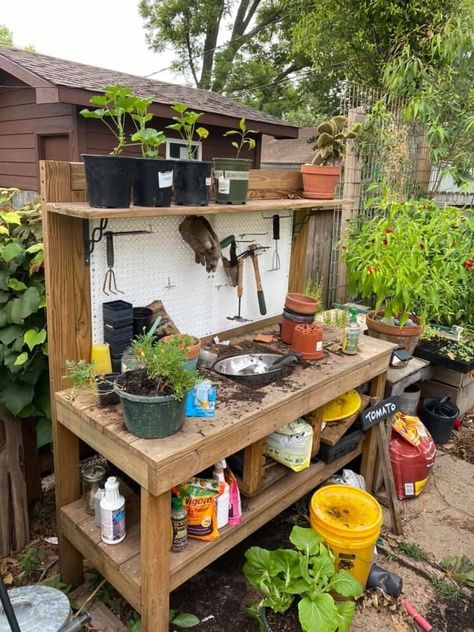 Garden Workbench, Potting Benches Diy, Gardening Table, Potting Bench Ideas, Potting Bench Plans, Potting Station, Diy Outdoor Space, Outdoor Potting Bench, Garden Station