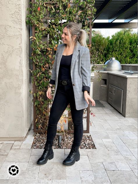 Gray Suit Jacket Outfits Women, Dark Grey Blazer Outfits For Women, Black Jegging Outfits Work, Grey Plaid Blazer Outfit, Gray Blazer Outfit Women Business Attire, Light Grey Blazer Women Outfits, Outfit Con Blazer Gris, Black Jegging Outfits, Grey Blazer Outfit Work