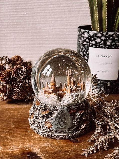 Snowball Aesthetic, Harry Potter Snow Globe, Disney Snowglobes, Harry Potter Toys, Snow Globe Christmas, Ball Aesthetic, Harry Potter Merchandise, Harry Potter Room, Christmas Snow Globes