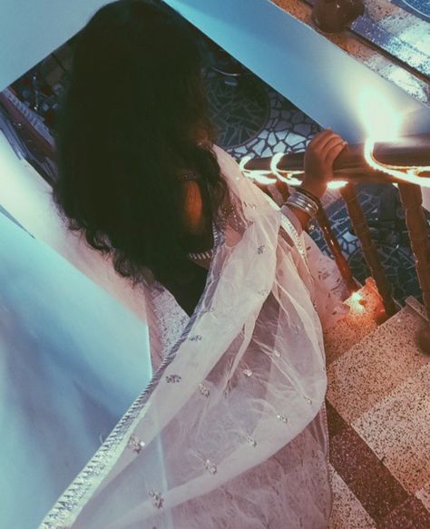 POV : her dupatta got stuck in your watch Pic Pose, Mirror Pic, Mahi Mahi, Photography Poses, Desi, Ootd, Photography, Quick Saves