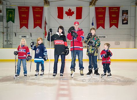 Hockey Family Photos, Hockey Family Pictures, Family Hockey Photo Ideas, Hockey Images, Hockey Family, Bouidor Photography, Hockey Pictures, Photo Posing, Sport Quotes Motivational