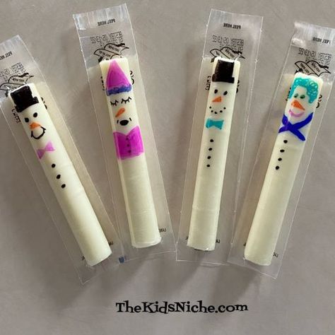 Making Snowmen From String Cheese Sticks – The Kids Niche Snowman String Cheese, Draw A Snowman, Kids Party Snacks, Crayola Supertips, Door Decorating, Kids Christmas Party, String Cheese, Holiday Snowmen, School Lunch Box